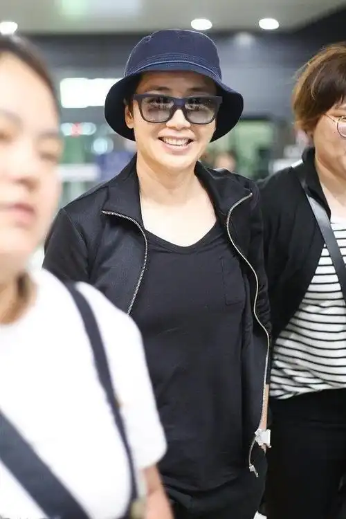 49岁蒋雯丽身体发福严重美人迟暮 被粉丝跟拍慌忙用手挡镜头