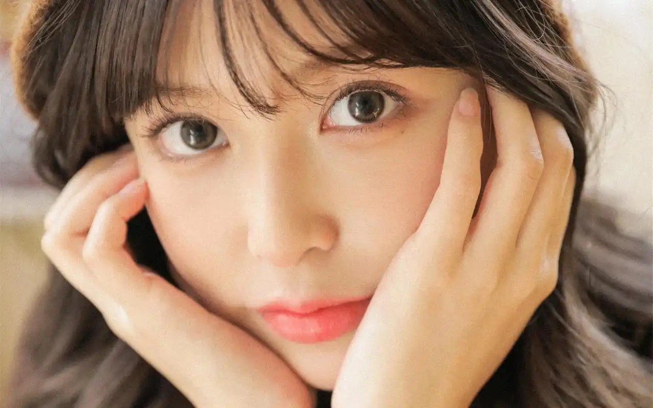 明媚大眼美女模特图片桌面壁纸