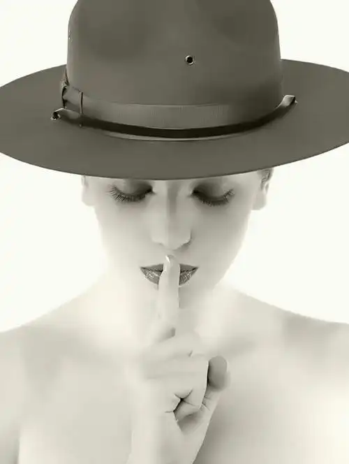 仅一个年轻女性,仅一个女性,仅一个人,礼帽,肩膀,手势,手部,手指,安静