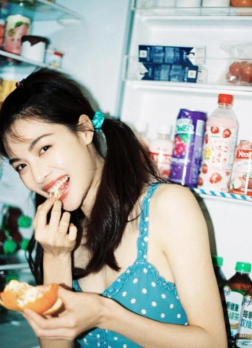 钟楚曦身穿蓝色波点吊带裙 双马尾俏皮可爱