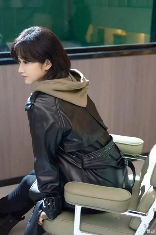 景甜短发照来啦短发77黑色皮衣又甜又辣的甜甜登场