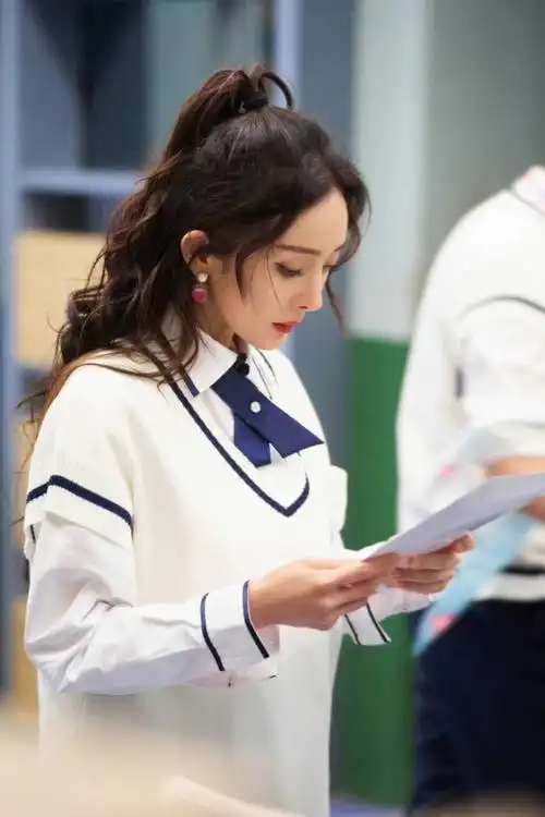 杨幂密室大逃脱校服装