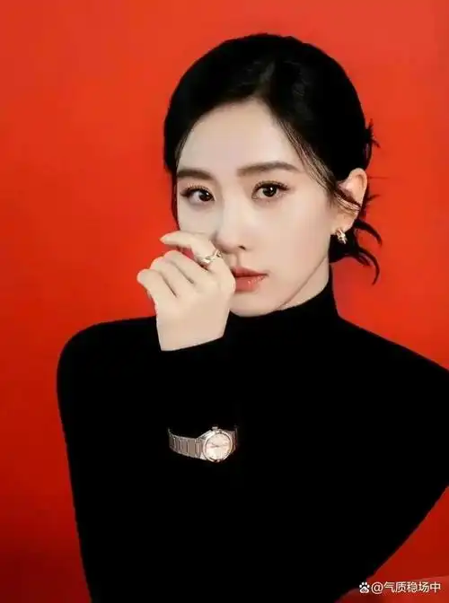 深受女演员喜爱的刘诗诗近日现身某品牌活动,一袭修身黑色连衣裙展现