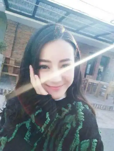 迪丽热巴6年前罕见旧照曝光由于太美被路人拍下写进了书中
