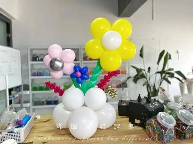 桃色260两颗,金色260一颗,深蓝260一颗,银色圆球5寸一颗#昆明气球学习