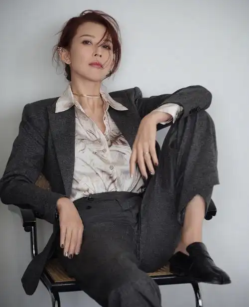 "蔡少芬"穿黄色羽绒服走机场,年轻时髦两手抓