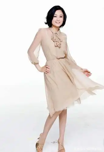 陈红终于不低调!一袭露肩"星空裙"亮相活动,气质不输当红小花