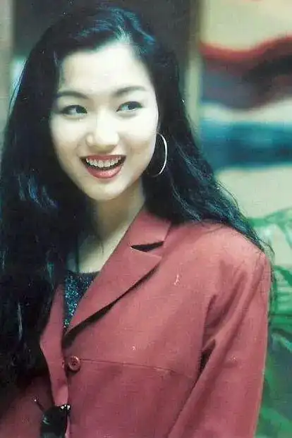 但年轻时的郑秀文,脸上带点婴儿肥,可爱又有辨识度.