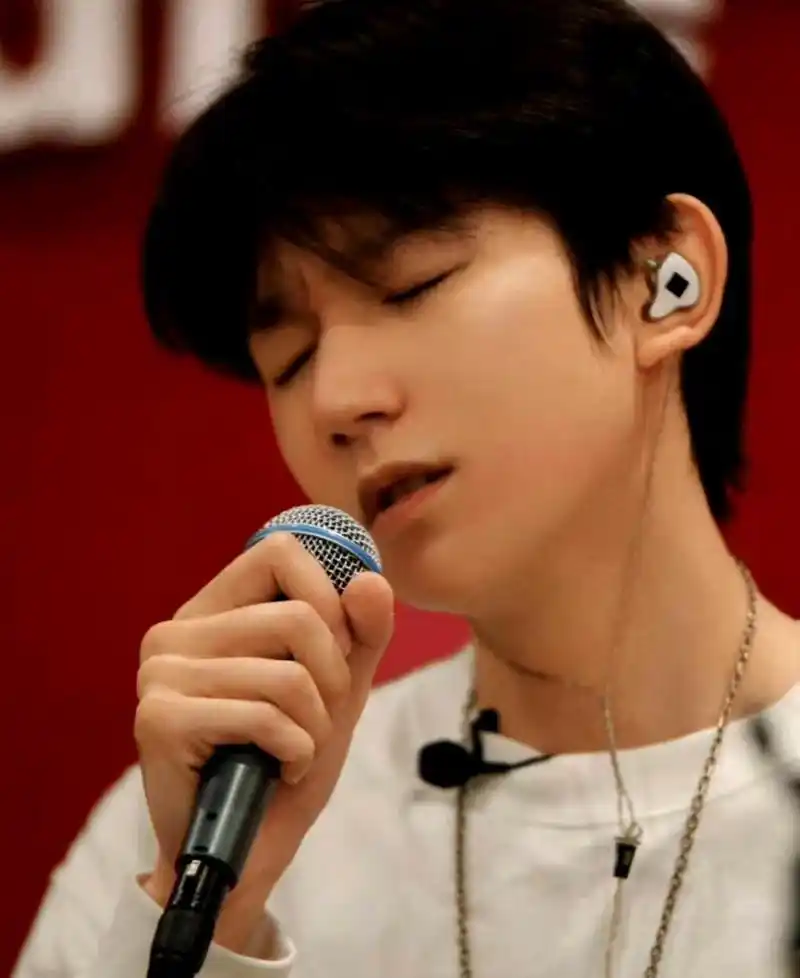王源正在认真排练个人音乐巡演,他拿着话筒,投入地表演,手指白皙修长