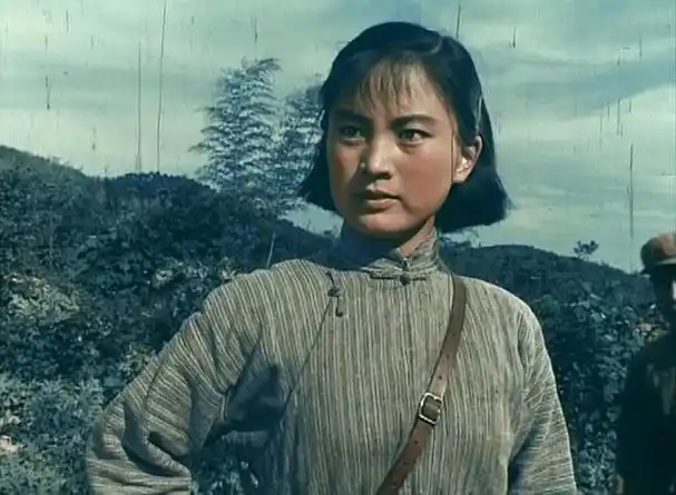 邀请她参与电影《渡江侦察记》的重拍工作,饰演勇敢豪爽的女游击队长