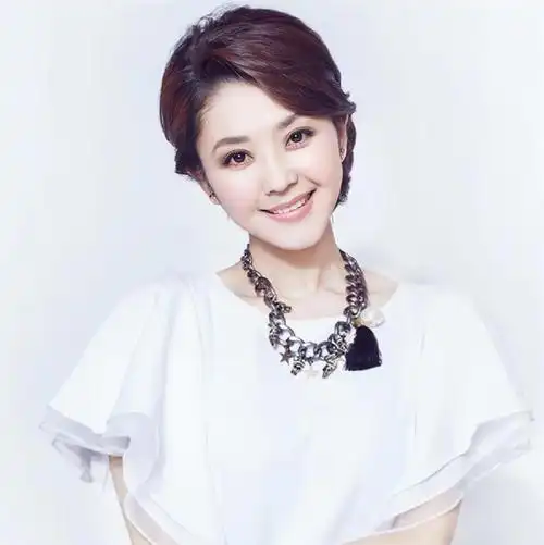 回顾主持人方琼嫁副台长为闪婚大丈夫生儿子活成人生赢家