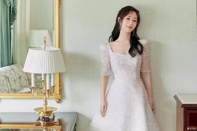 杨紫穿婚纱亮相卷发披肩甜笑迷人