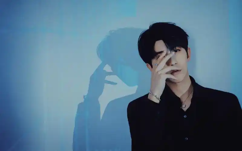 帅气简单蔡徐坤壁纸_超帅气的正装蔡徐坤