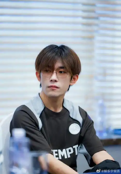 易烊千玺顺毛素颜##易烊千玺上影节素颜照