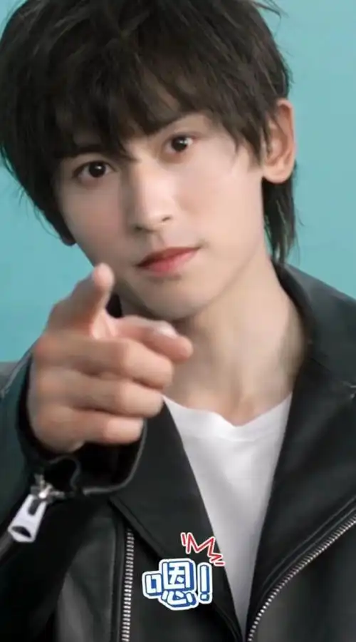 看到张哲瀚最新代言广告里的这件皮衣,应该是mackage的,这件皮衣之前