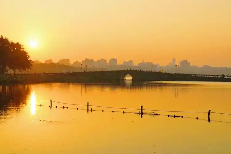 西湖美景——断桥晨光(原创)