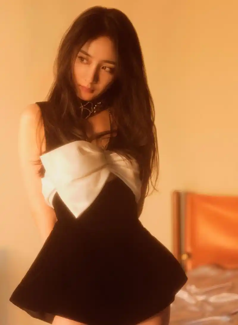 杨幂时尚杂志美拍满屏大长腿