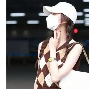 001人付款淘宝明星杨幂机场街拍同款深卡其色羊羔毛卡通手提包毛