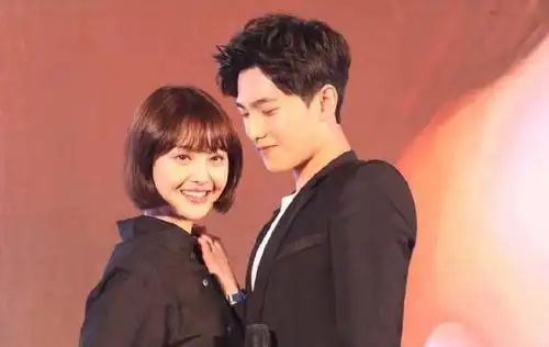 杨洋脱了裤子躲被窝里,不料被井柏然掀掉被子!