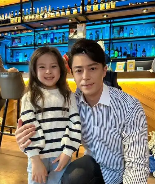 林心如夫妇带女儿日本旅游小海豚在海边玩沙子霍建华细心看护