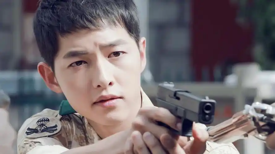 宋仲基太阳的后裔举枪高清剧照桌面壁纸