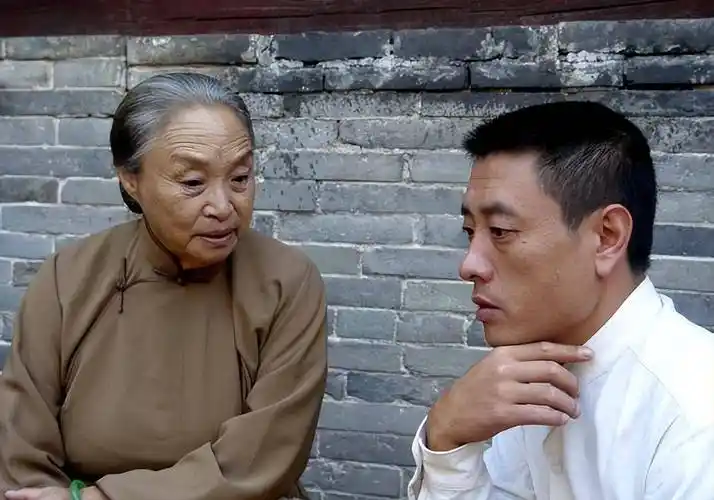 七十岁的高龄做这些动作不亚于现在的年轻人做高难度动作戏.