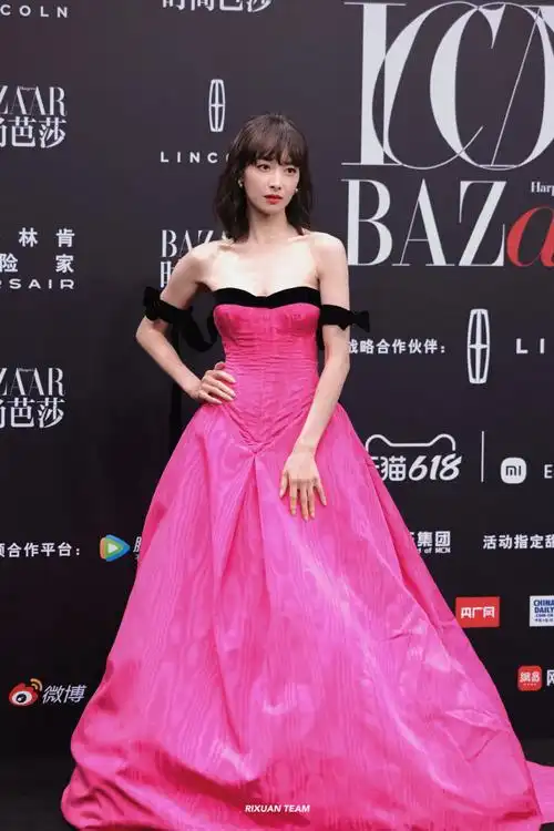 宋茜玫瑰粉裙##时尚芭莎红毯