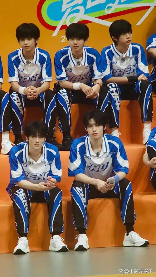 tf家族运动会生图, 人太多了,博主认不过来了,有一张贺峻霖和朱志鑫的