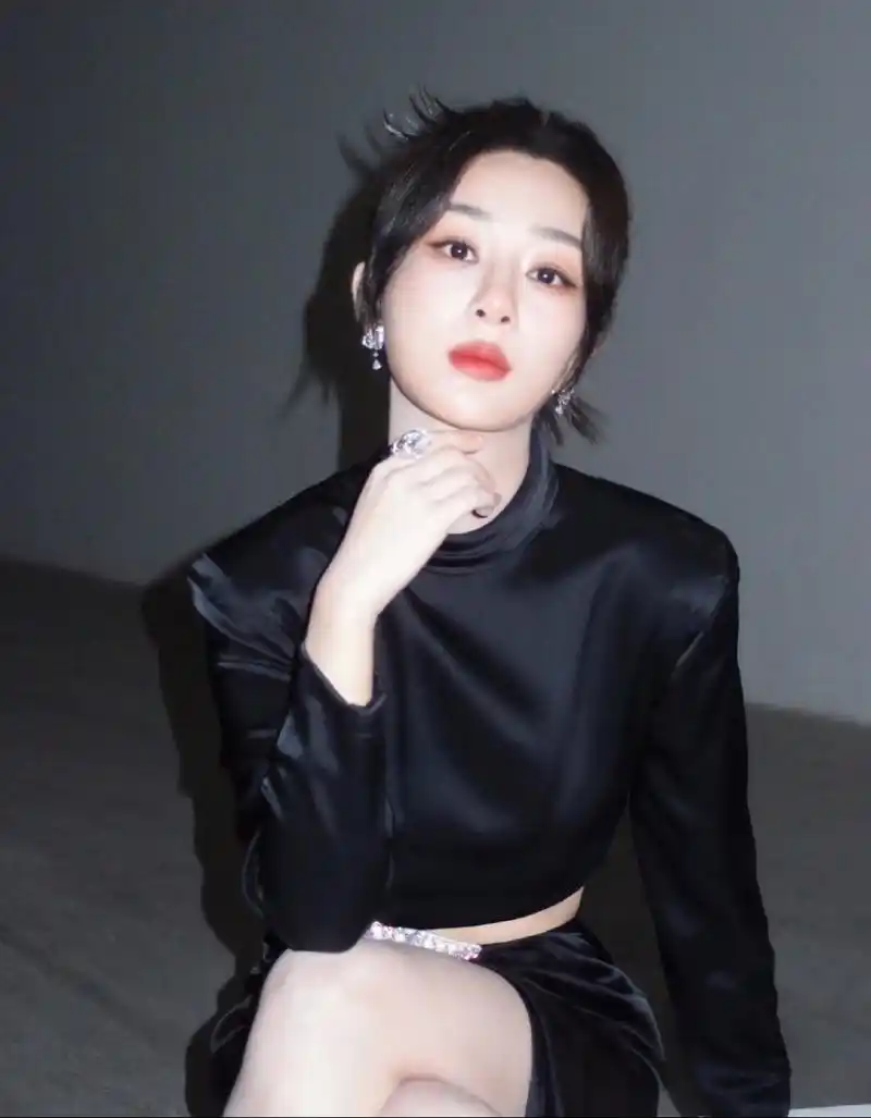 杨紫身穿黑色高领长袖露腰短裙,腰间搭配一个星星配件,搭个灰色西装