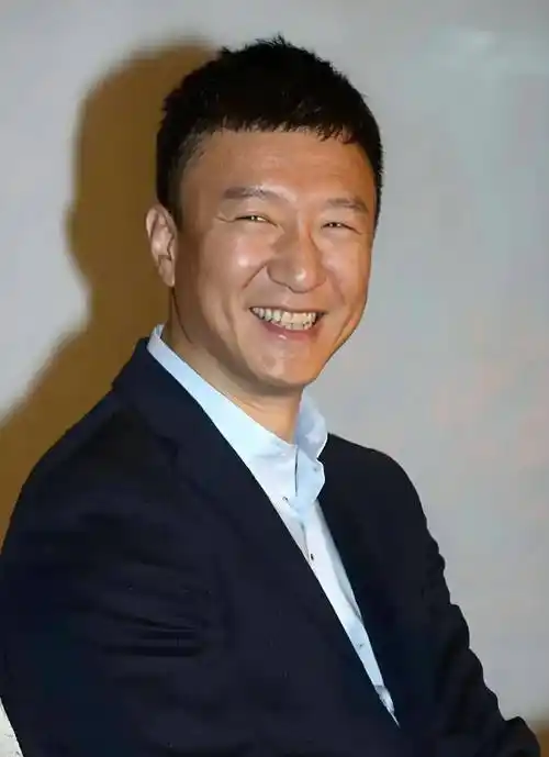 54岁孙红雷西班牙被偶遇,穿红色裤衩身材五五分,脸皮松垮瘦很多