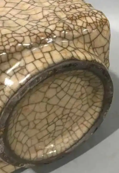 宋:哥窑米黄"铁足金丝铁线"纹琮式瓶.高27cm哥窑瓷器之美,谁人不爱?