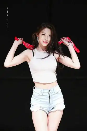 95后金雪炫穿超短牛仔裤秀美腿 回头一笑令人难忘