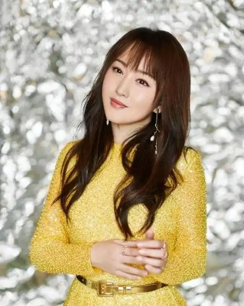 杨钰莹终究是老了,在美颜下看似年轻,但身材多少还是有点暴露了