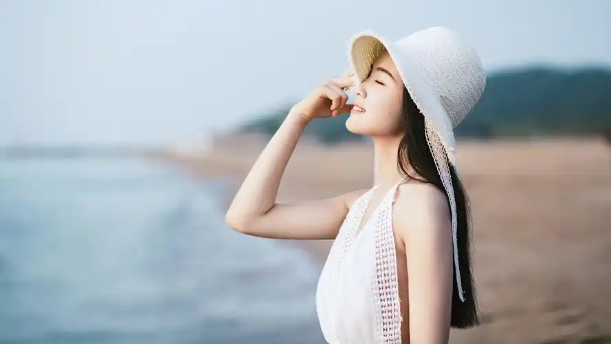 海边清纯美女帽子白色裙子壁纸