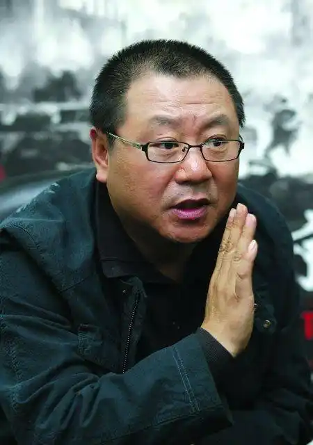 33岁因春晚一夜爆红,后追2年娶护士老婆,今相爱29年成这样_范伟_因为