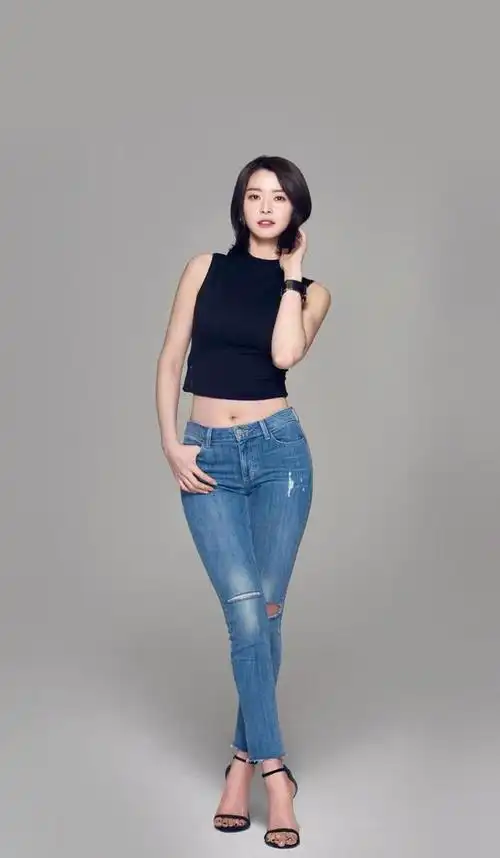 美女穿紧身牛仔裤完美的身材比例性感与气质兼备