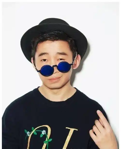 总是能想出各种法子逗他们开心,好让他们回家后得到放松,小时候的杨迪