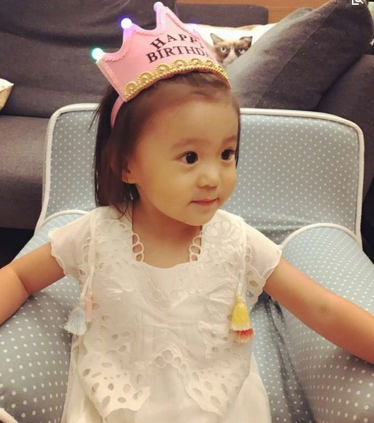 林心如女儿小海豚照片,眼睛酒窝好漂亮!咘咘最美宝贝地位不保?