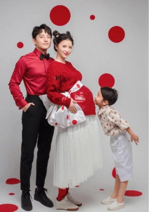 知名主持人公布怀二胎曾与赵丽颖合作和老公假戏真做成夫妻