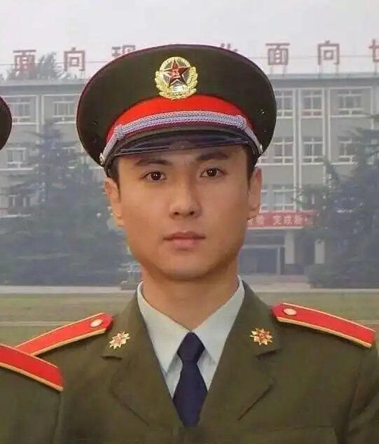 而这个照片集合了素颜,证件照等各种非常强调颜值的因素,沈腾照照片