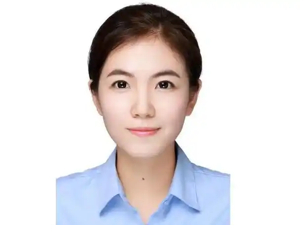 白底照片不可以穿白色衣服,白衣服拍出来效果一定不会好,白底的证件照