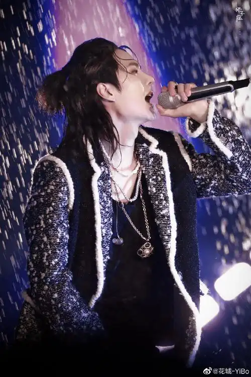 王一博的无感水舞台湿发造型好帅好性感魂儿都给撩没惹@uniq-王一博