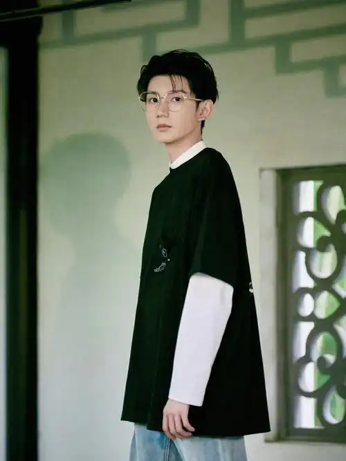 约的黑白t叠搭,再戴一副金丝边眼镜,少年清新文艺的感觉.