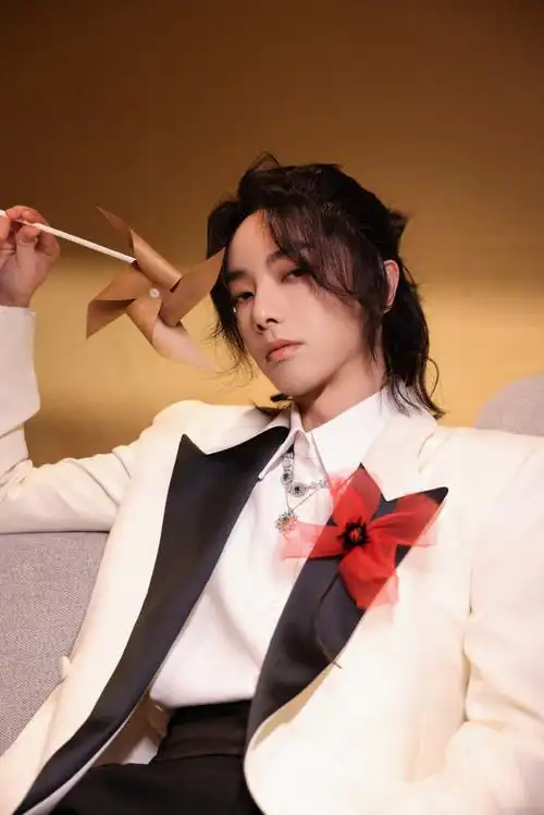 华晨宇男歌手发型统治区##华晨宇泪痣妆