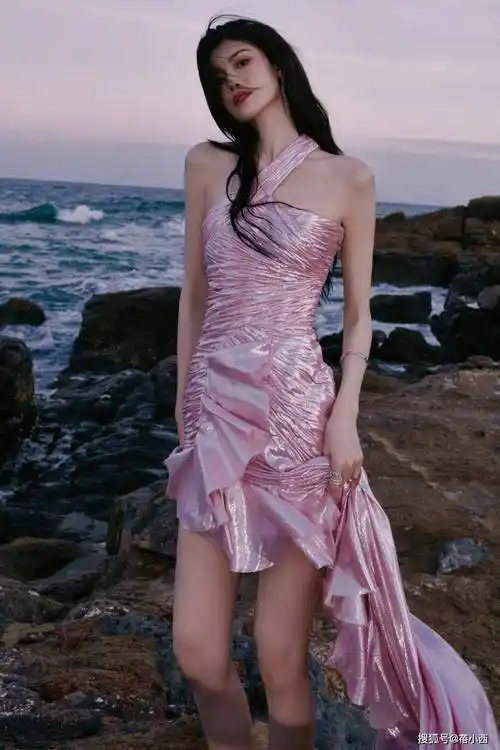 还可以像何穗这样直接用下衣失踪的穿搭秀出大长腿,她选择的黑色西装