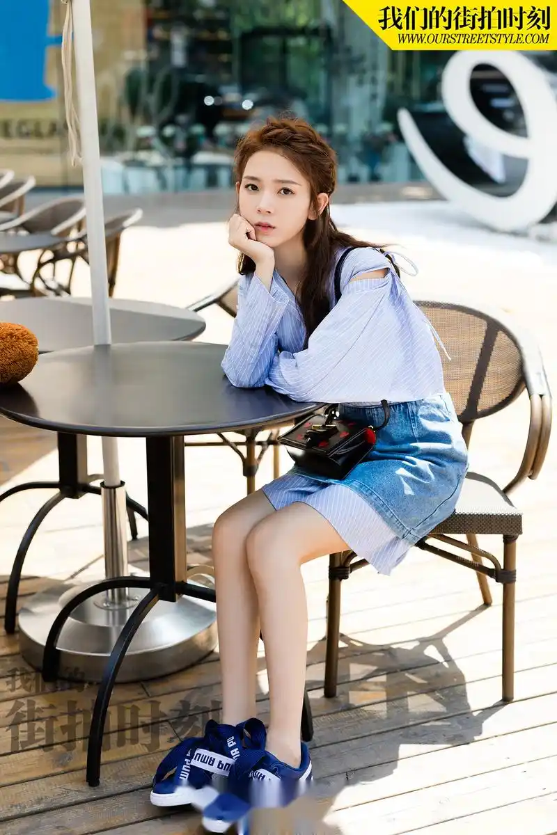 【陈瑶夏日街拍曝光   气质清新笑容甜美】近日,陈瑶拍摄了一组简约