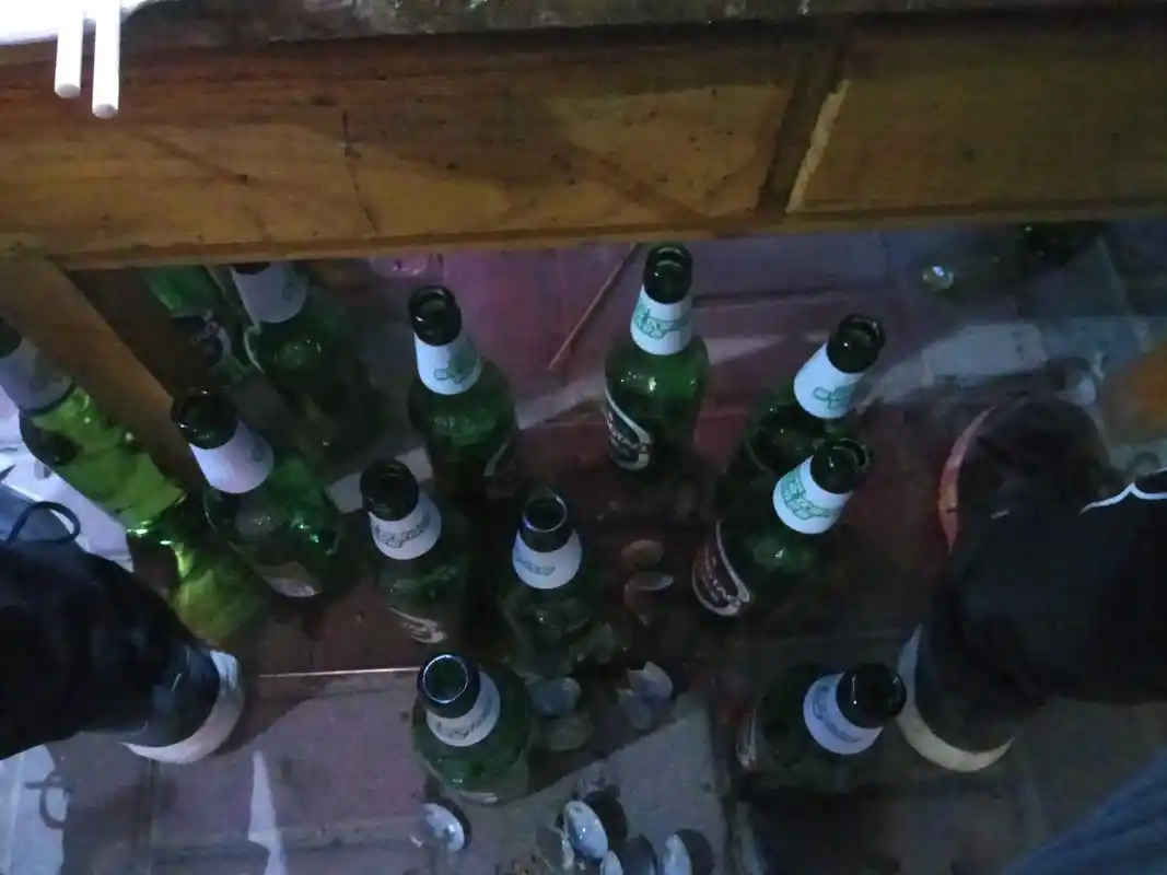 烧烤摊上用扎啤杯,1小时喝10瓶啤酒,只因山东人喝酒有这规矩