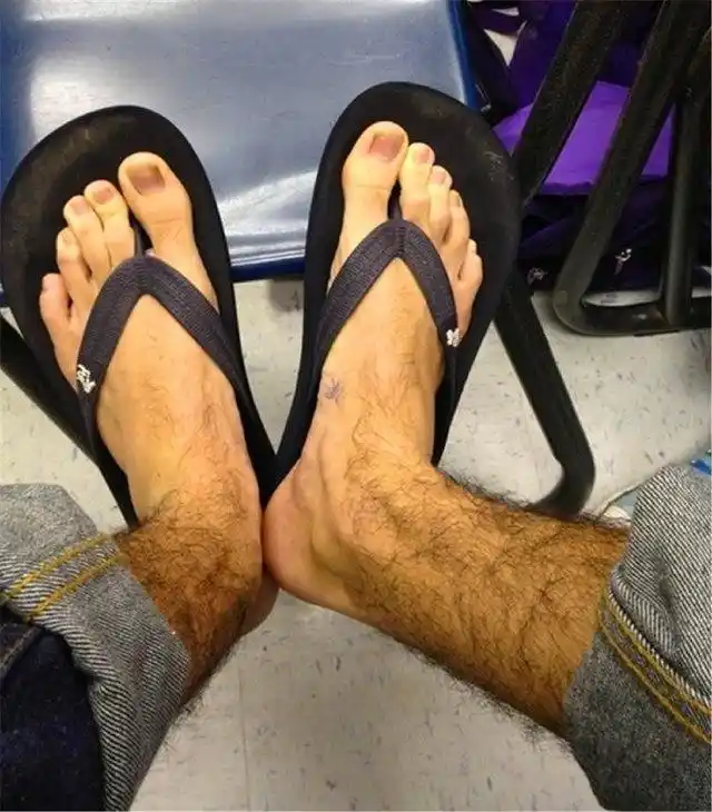 印度人是毛发生长旺盛的种族之一,图中就是一位印度美女的腿毛"写真".