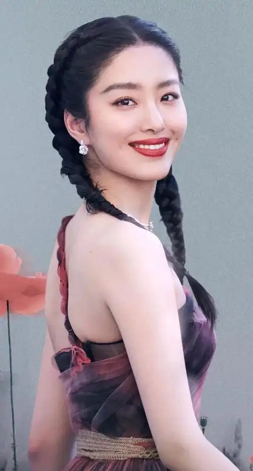 杨采钰时尚优雅尽显迷人气质的写真