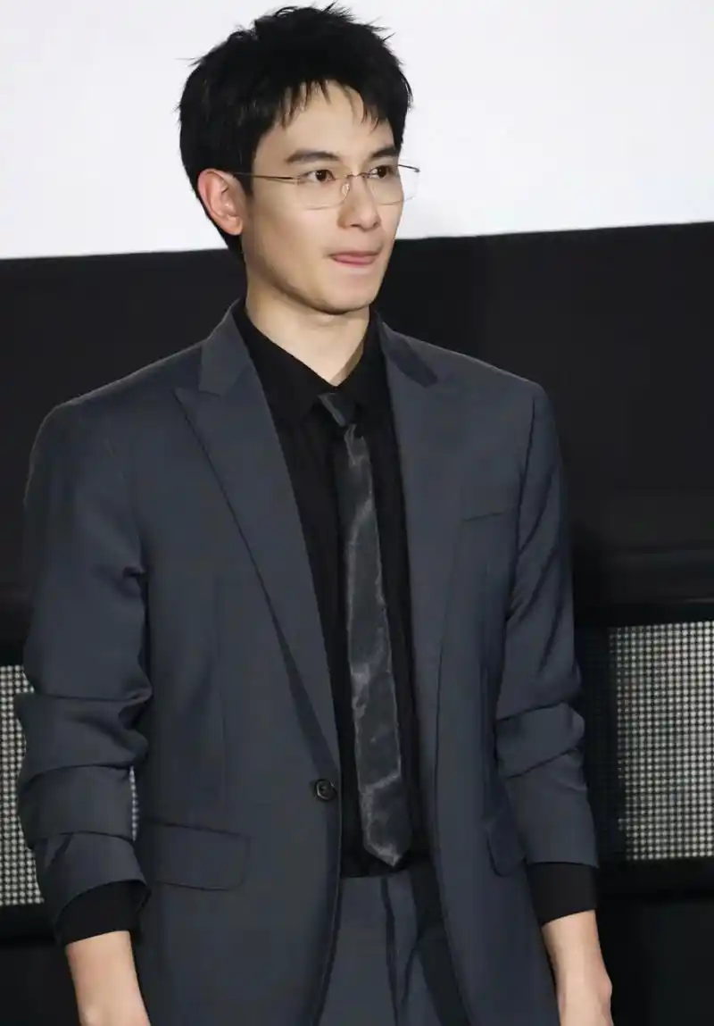 这也大变样吧,完全就是爆改人夫啊,记忆中的胡先煦还是电视剧中的"那